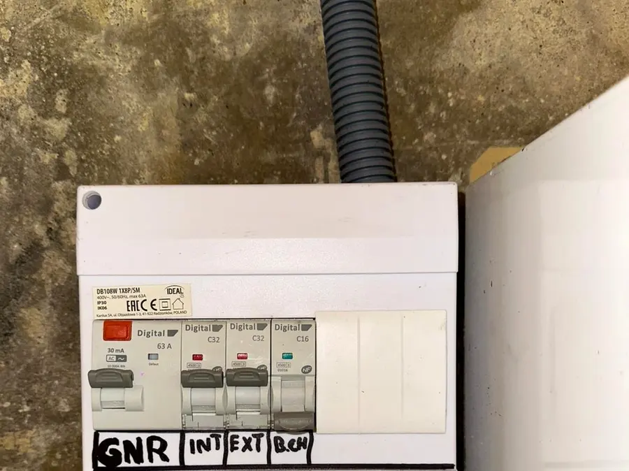 Prises et circuits par un électricien à Paris